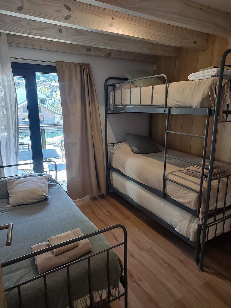 Moderno y luminoso vista a la montaña y parrilla