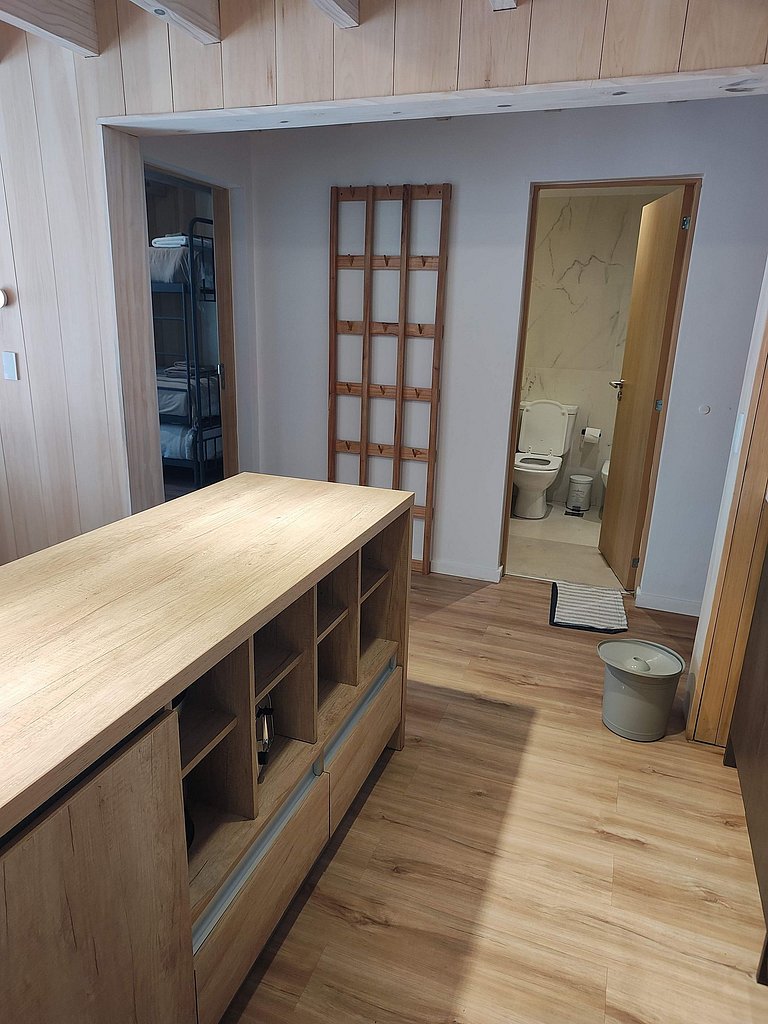 Moderno y luminoso vista a la montaña y parrilla