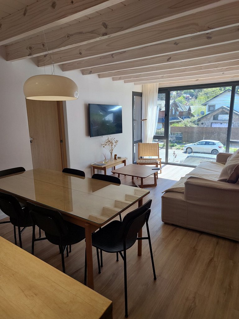 Moderno y luminoso vista a la montaña y parrilla