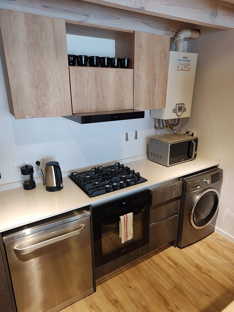 Moderno y luminoso vista a la montaña y parrilla