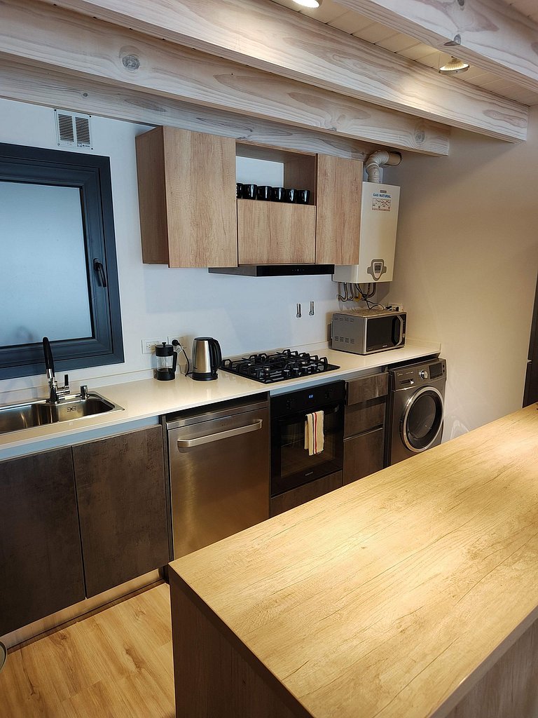 Moderno y luminoso vista a la montaña y parrilla