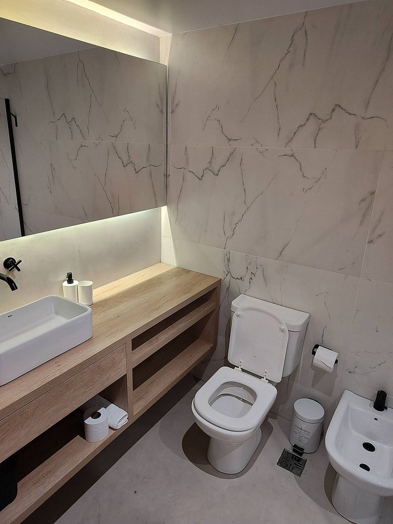 Moderno y luminoso vista a la montaña y parrilla