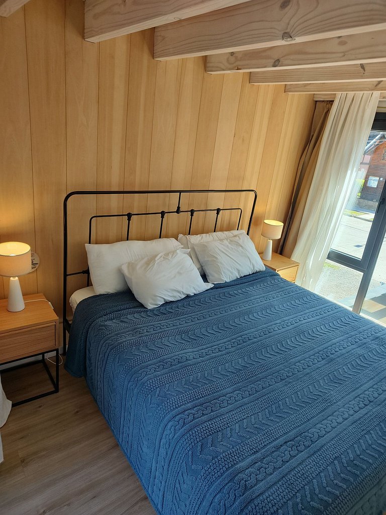 Moderno y luminoso vista a la montaña y parrilla