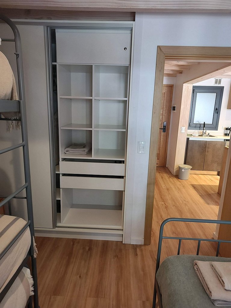 Moderno y luminoso vista a la montaña y parrilla