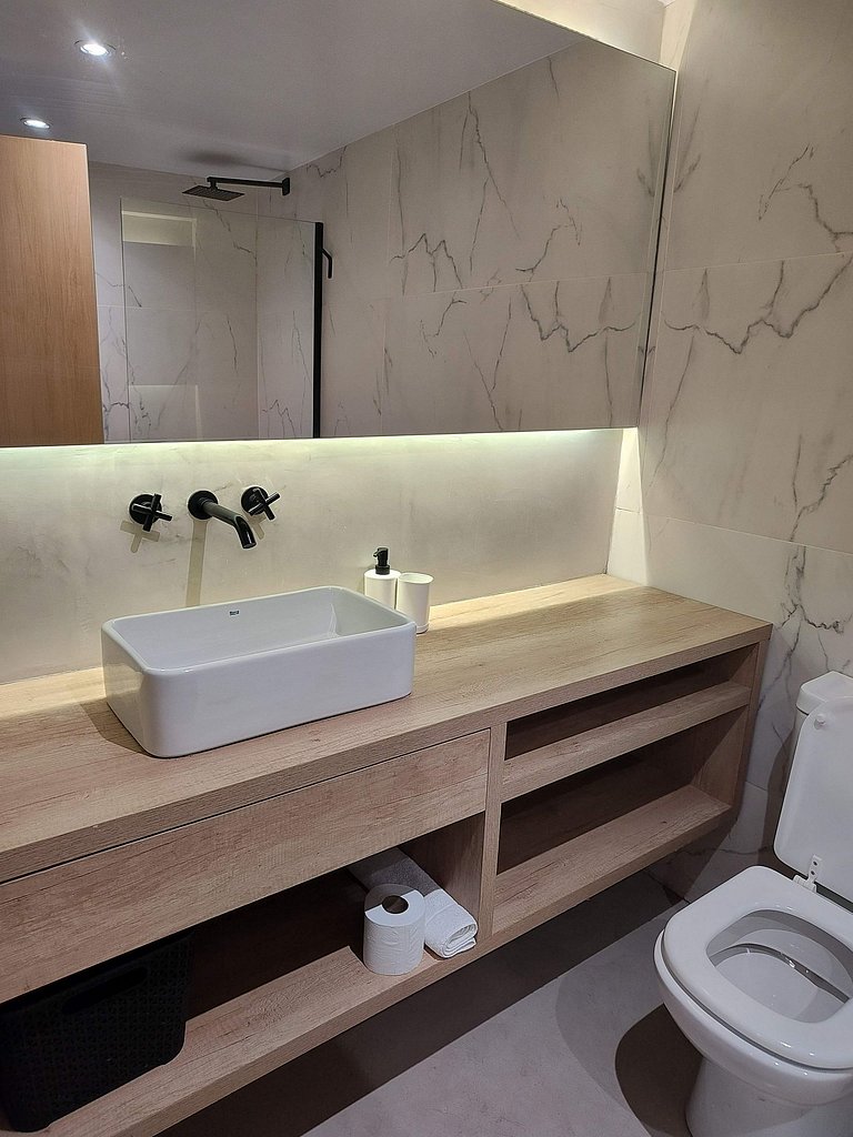 Moderno y luminoso vista a la montaña y parrilla