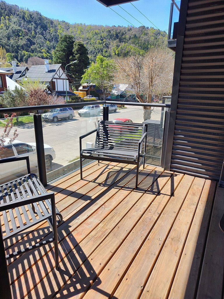 Moderno y luminoso vista a la montaña y parrilla