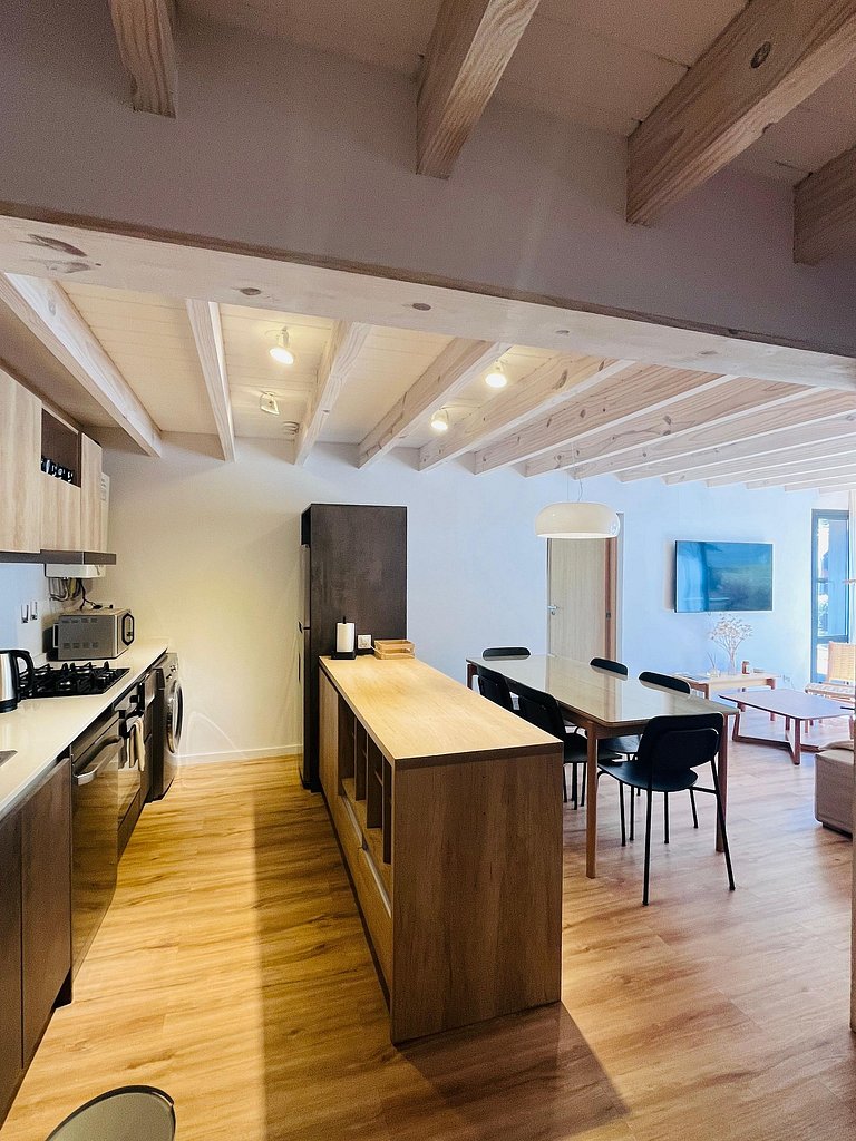 Moderno y luminoso vista a la montaña y parrilla