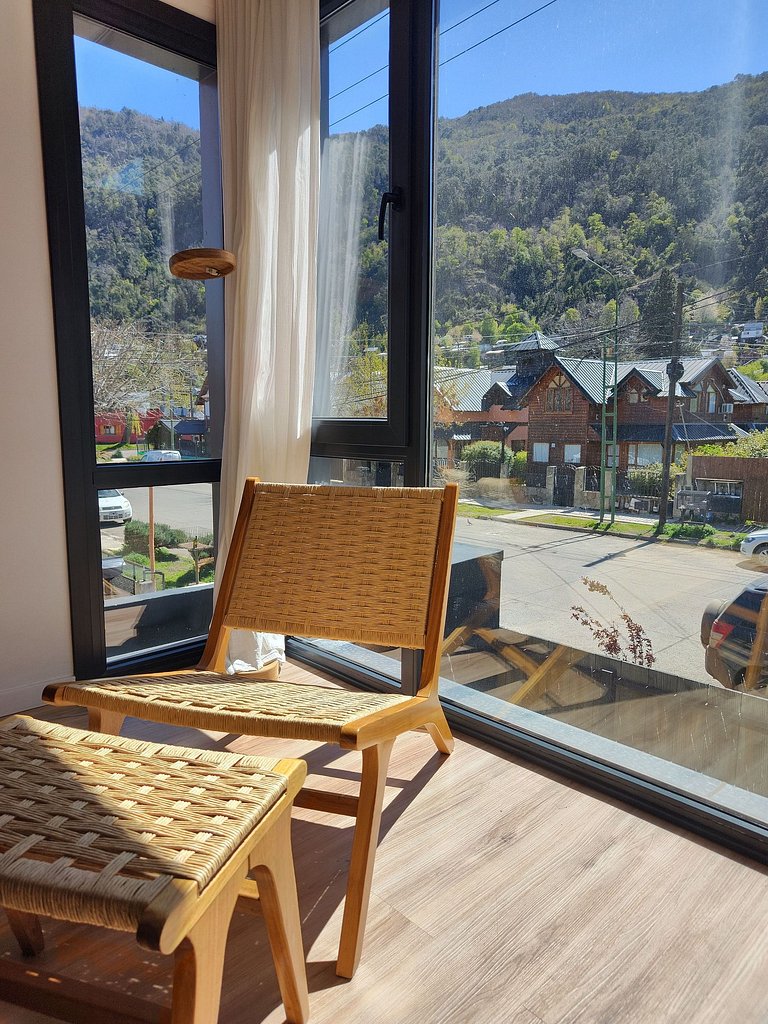 Moderno y luminoso vista a la montaña y parrilla