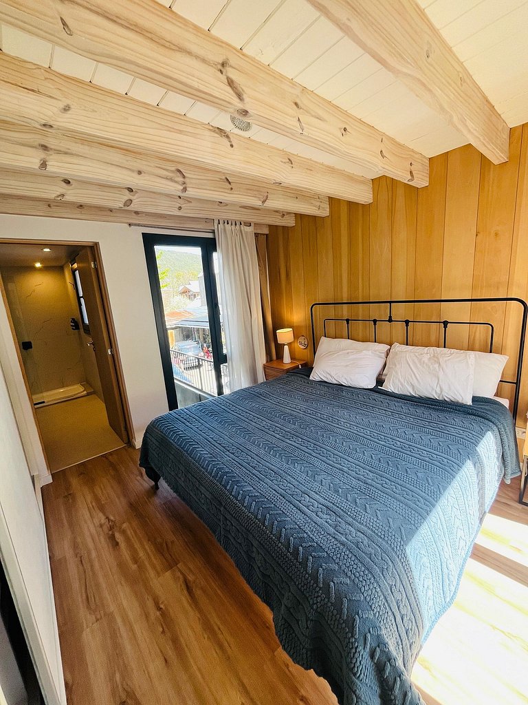 Moderno y luminoso vista a la montaña y parrilla