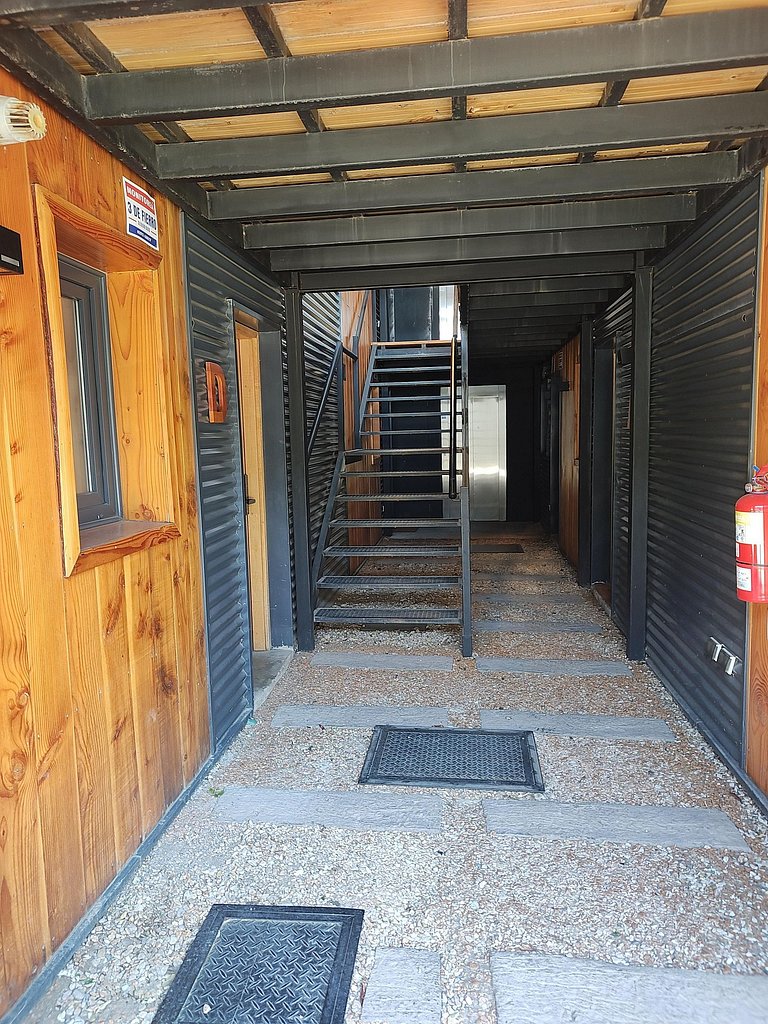 Moderno y luminoso vista a la montaña y parrilla