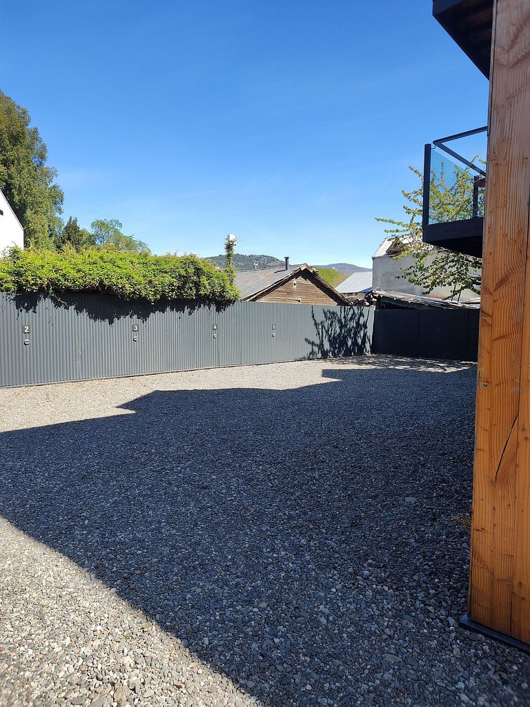 Moderno y luminoso vista a la montaña y parrilla