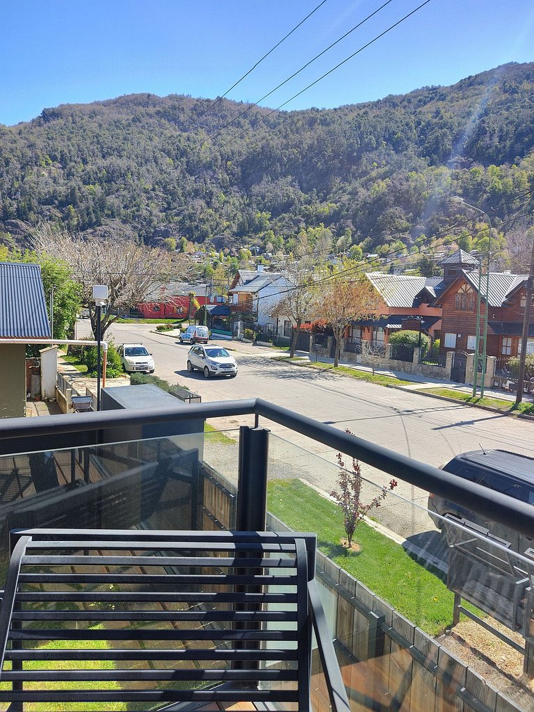 Moderno y luminoso vista a la montaña y parrilla