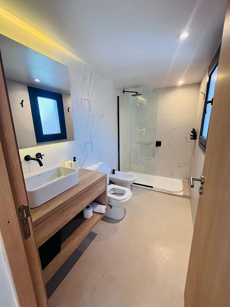 Moderno y luminoso vista a la montaña y parrilla