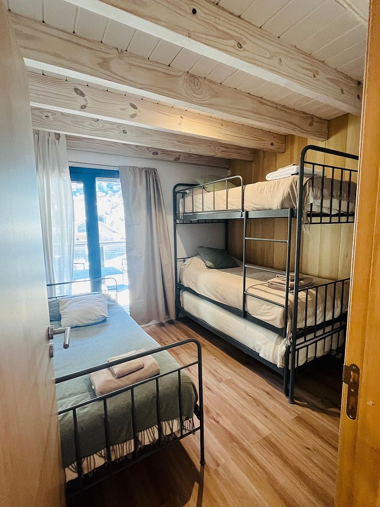 Moderno y luminoso vista a la montaña y parrilla