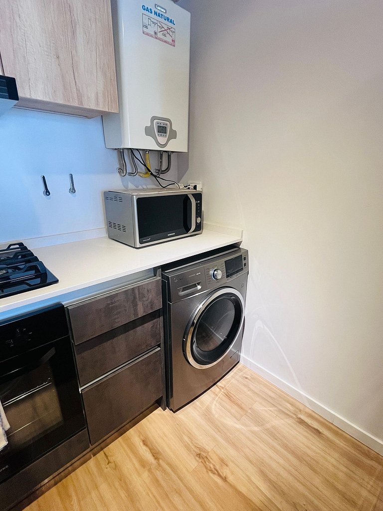 Moderno y luminoso vista a la montaña y parrilla