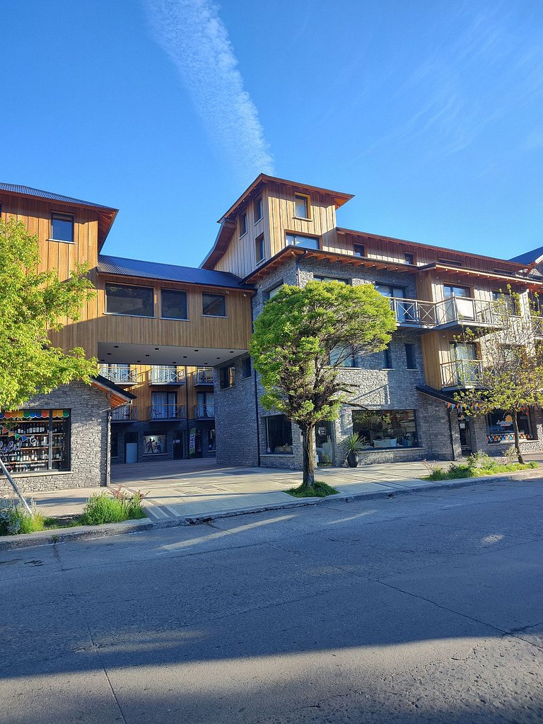 Cómodo depto con balcón y cochera en SMA