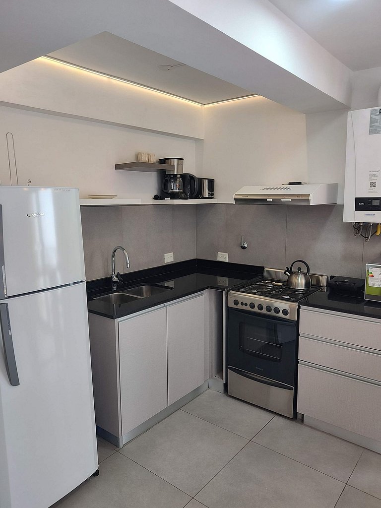 Cómodo depto con balcón y cochera en SMA