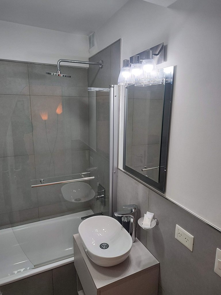 Cómodo depto con balcón y cochera en SMA