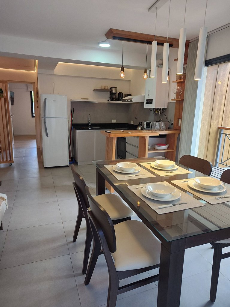 Cómodo depto con balcón y cochera en SMA