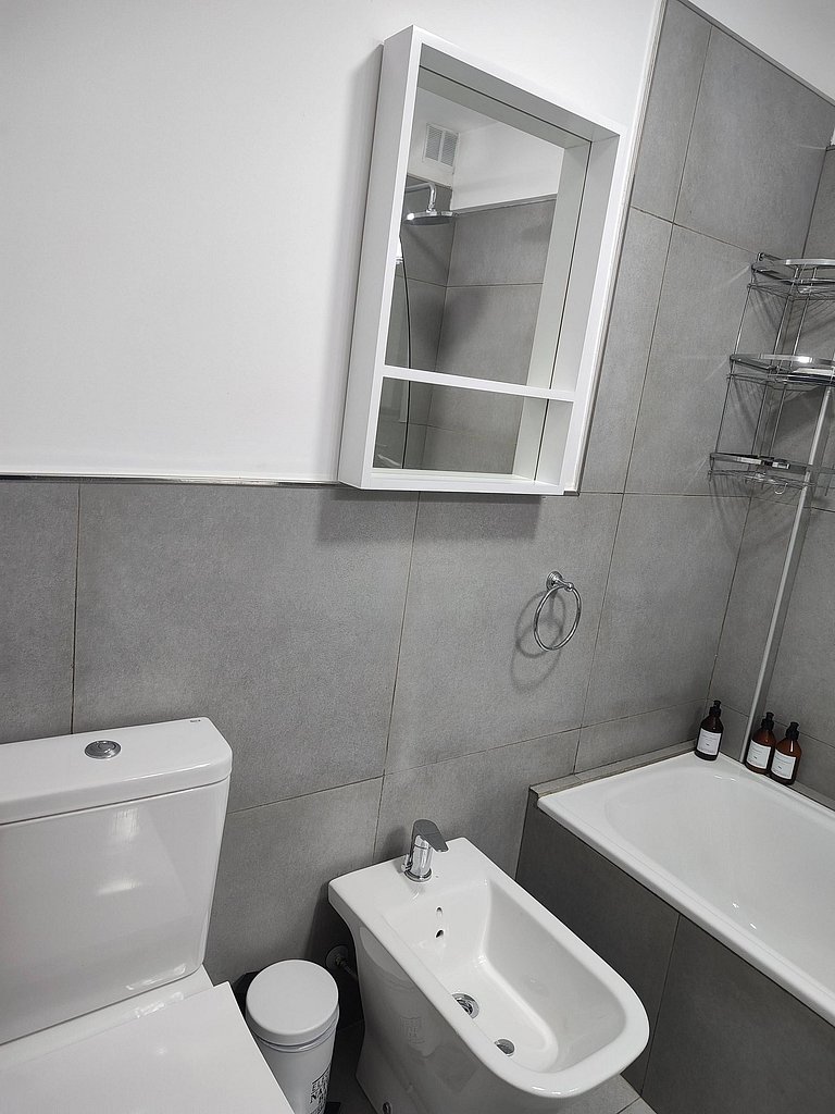 Cómodo depto con balcón y cochera en SMA