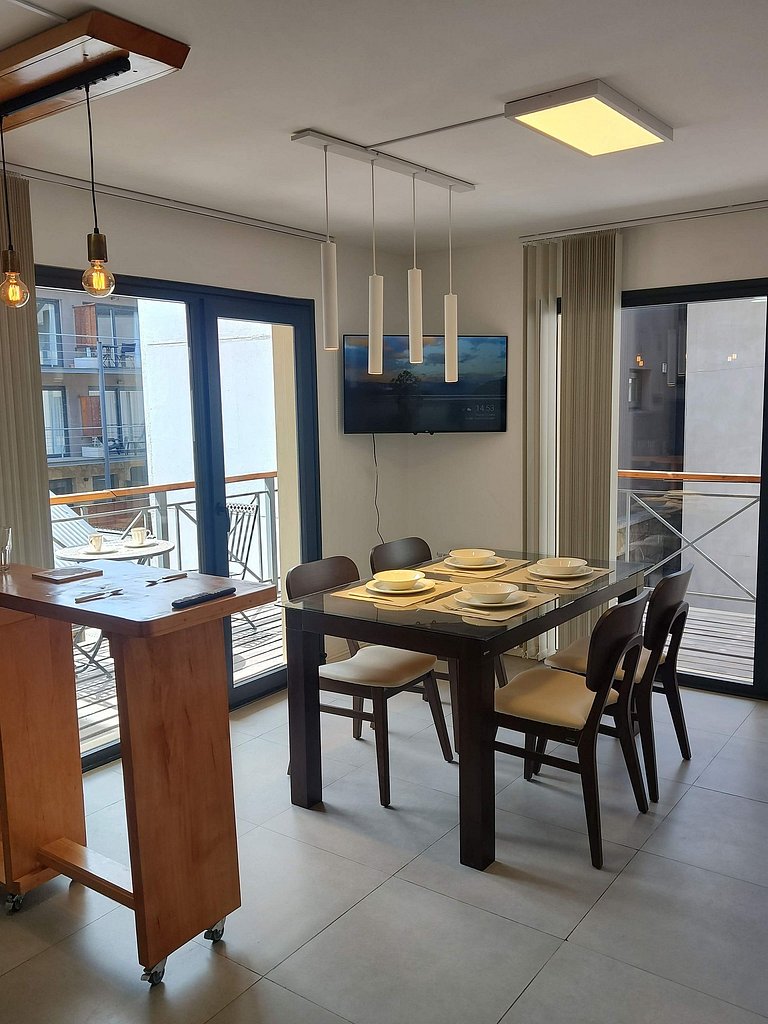 Cómodo depto con balcón y cochera en SMA