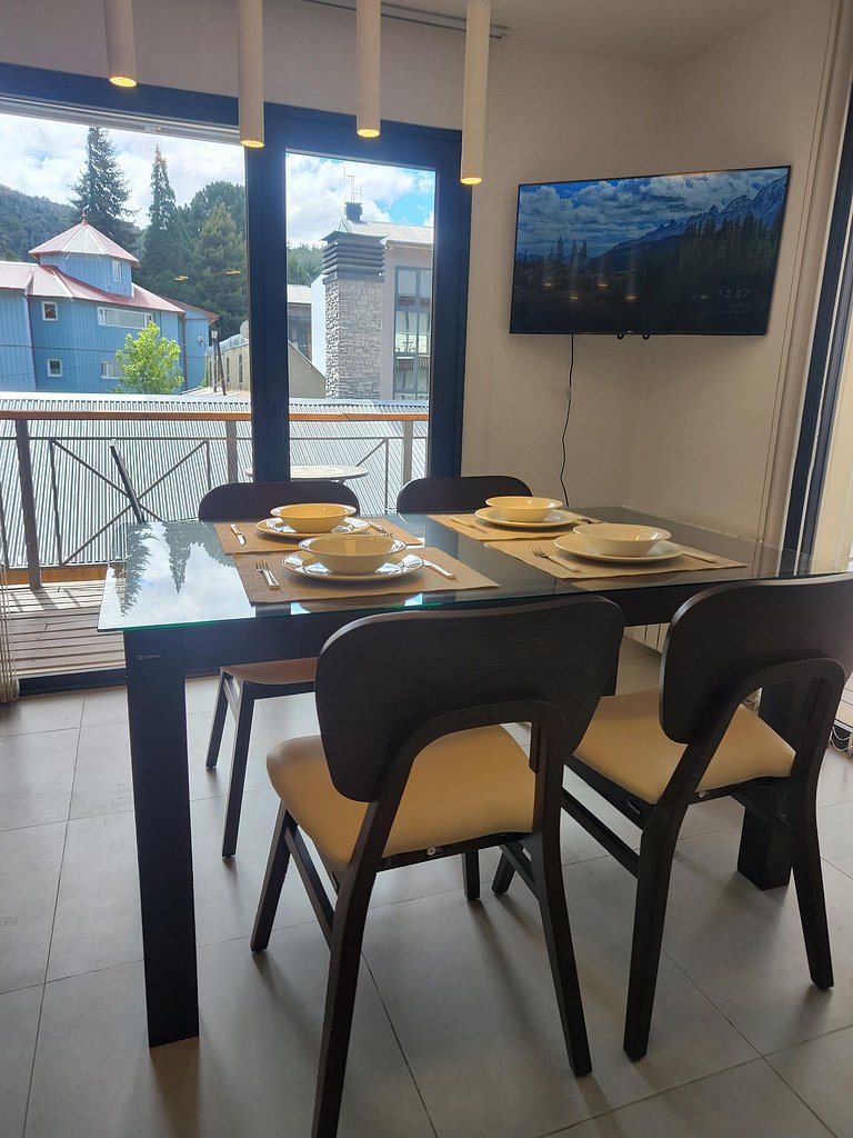 Cómodo depto con balcón y cochera en SMA