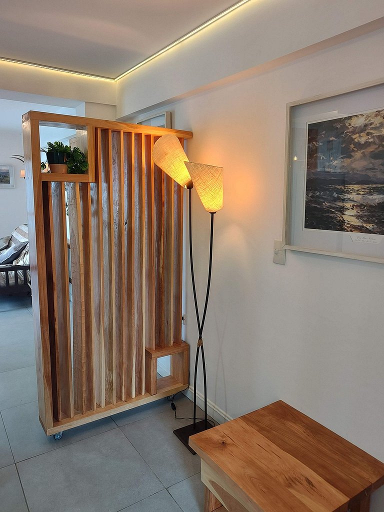 Cómodo depto con balcón y cochera en SMA