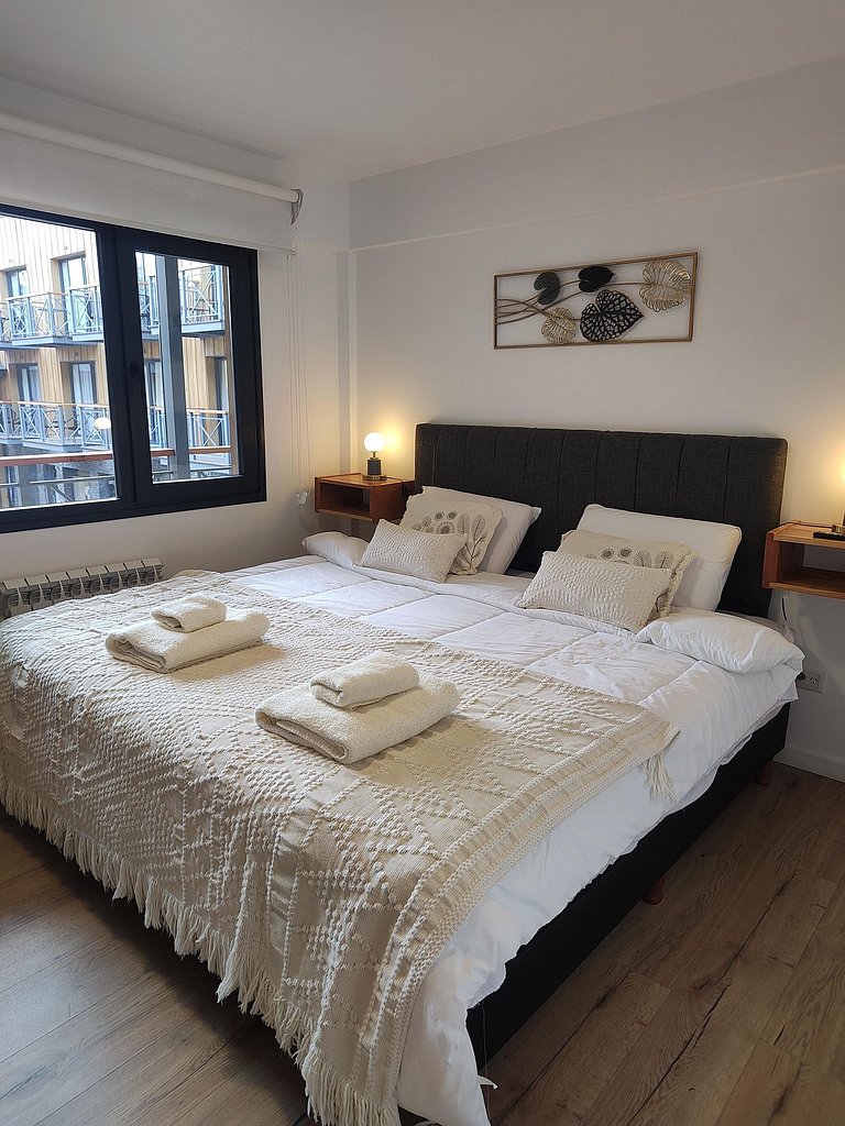 Cómodo depto con balcón y cochera en SMA