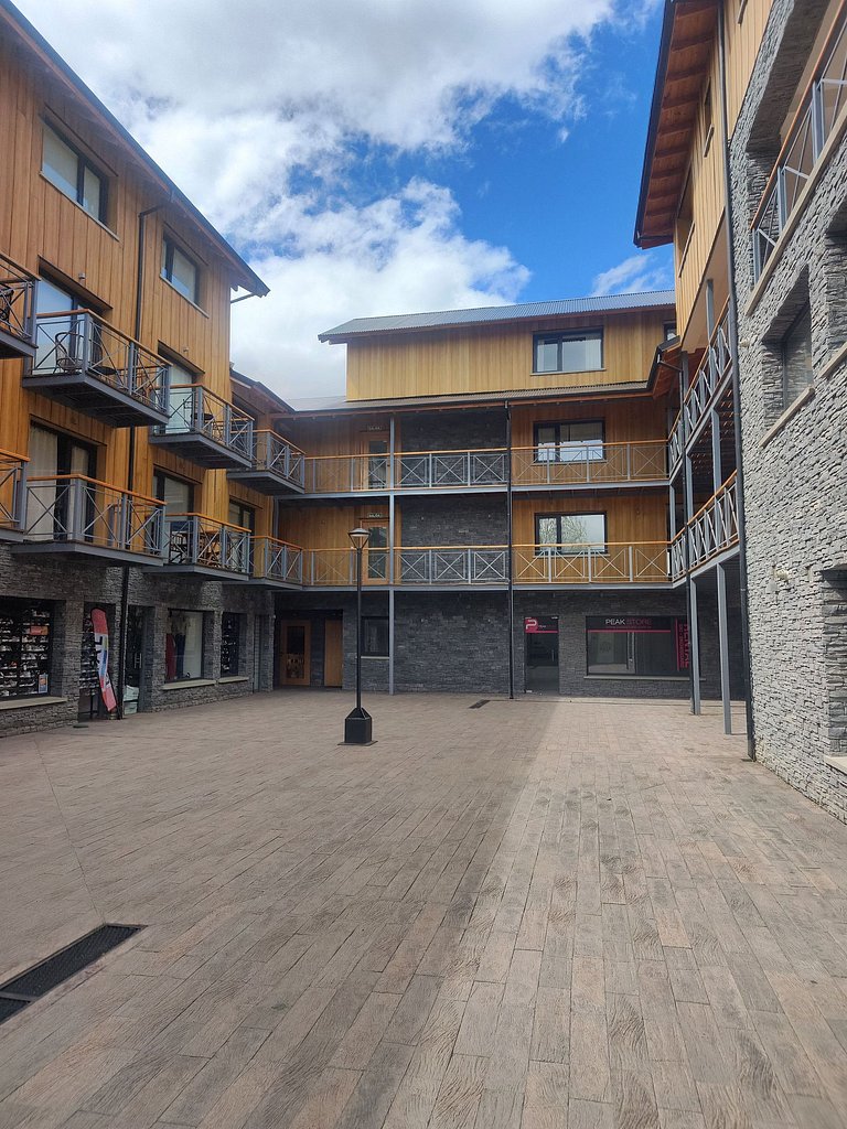 Cómodo depto con balcón y cochera en SMA