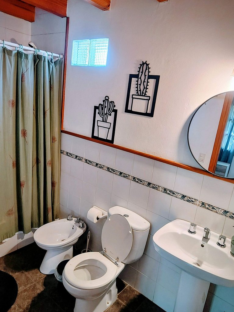 Cabaña con jardín y estacionamiento. Ubicación inmejorable