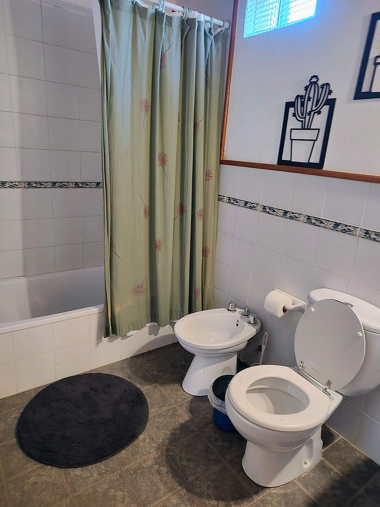 Cabaña con jardín y estacionamiento. Ubicación inmejorable