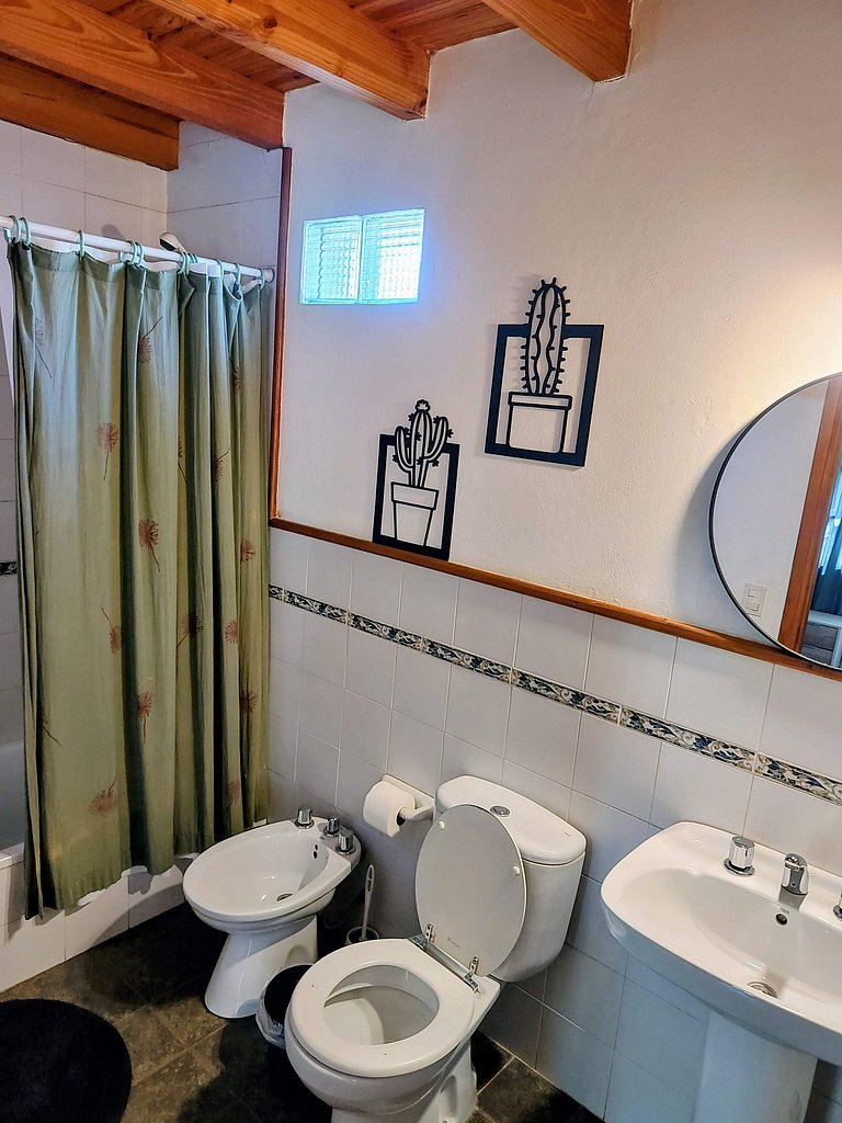 Cabaña con jardín y estacionamiento. Ubicación inmejorable