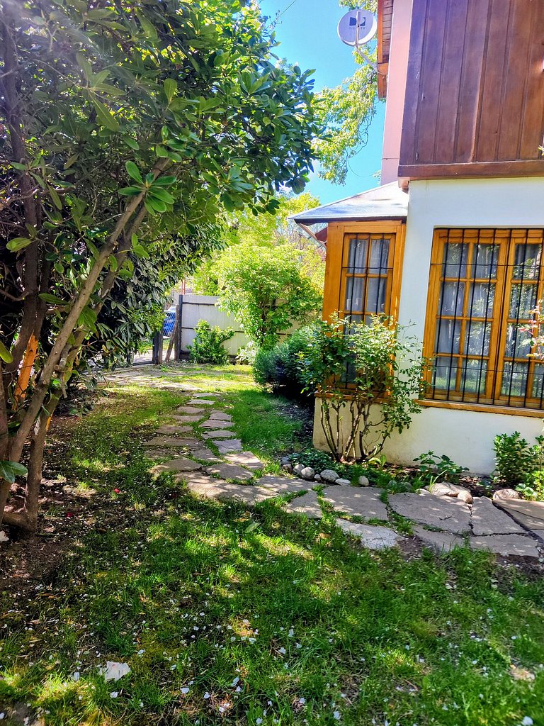 Cabaña con jardín y estacionamiento. Ubicación inmejorable