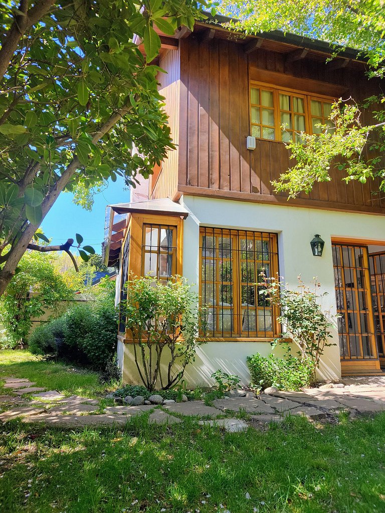 Cabaña con jardín y estacionamiento. Ubicación inmejorable