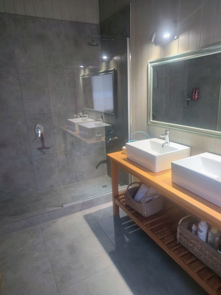 Casa amplia y moderna vista panorámica al C. Lolog