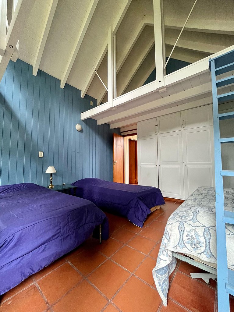 Tu refugio en la montaña: casa con hogar, jardín y parrilla