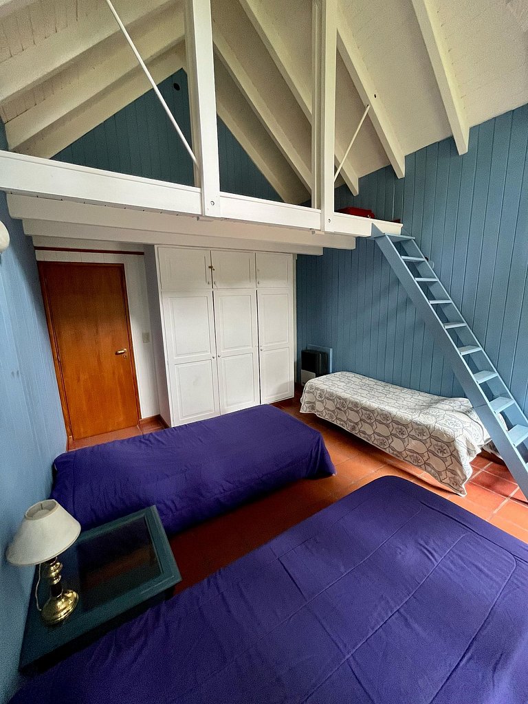 Tu refugio en la montaña: casa con hogar, jardín y parrilla