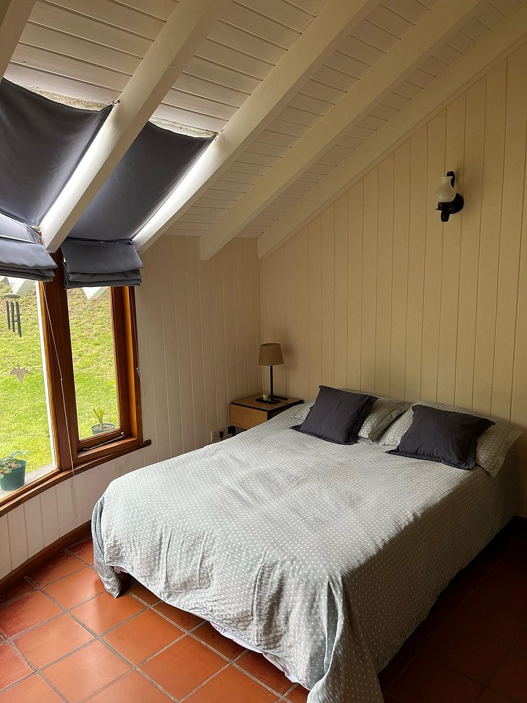 Tu refugio en la montaña: casa con hogar, jardín y parrilla