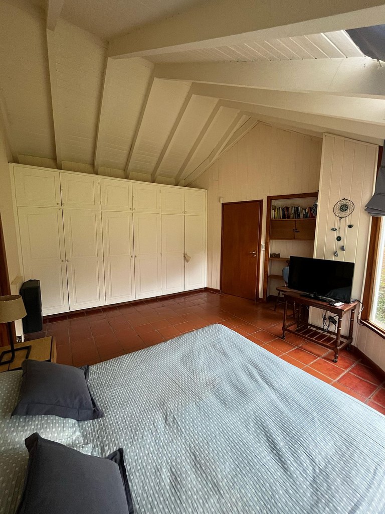 Tu refugio en la montaña: casa con hogar, jardín y parrilla