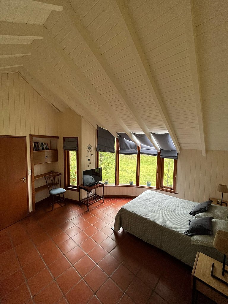 Tu refugio en la montaña: casa con hogar, jardín y parrilla