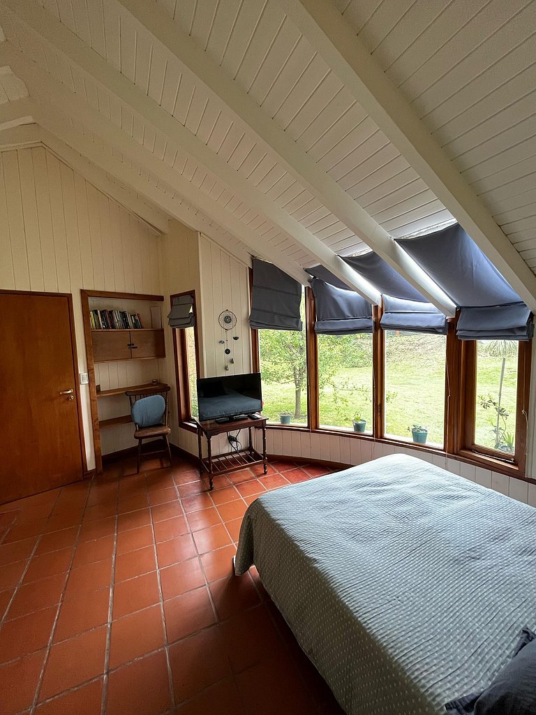 Tu refugio en la montaña: casa con hogar, jardín y parrilla