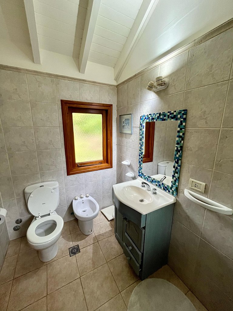 Tu refugio en la montaña: casa con hogar, jardín y parrilla