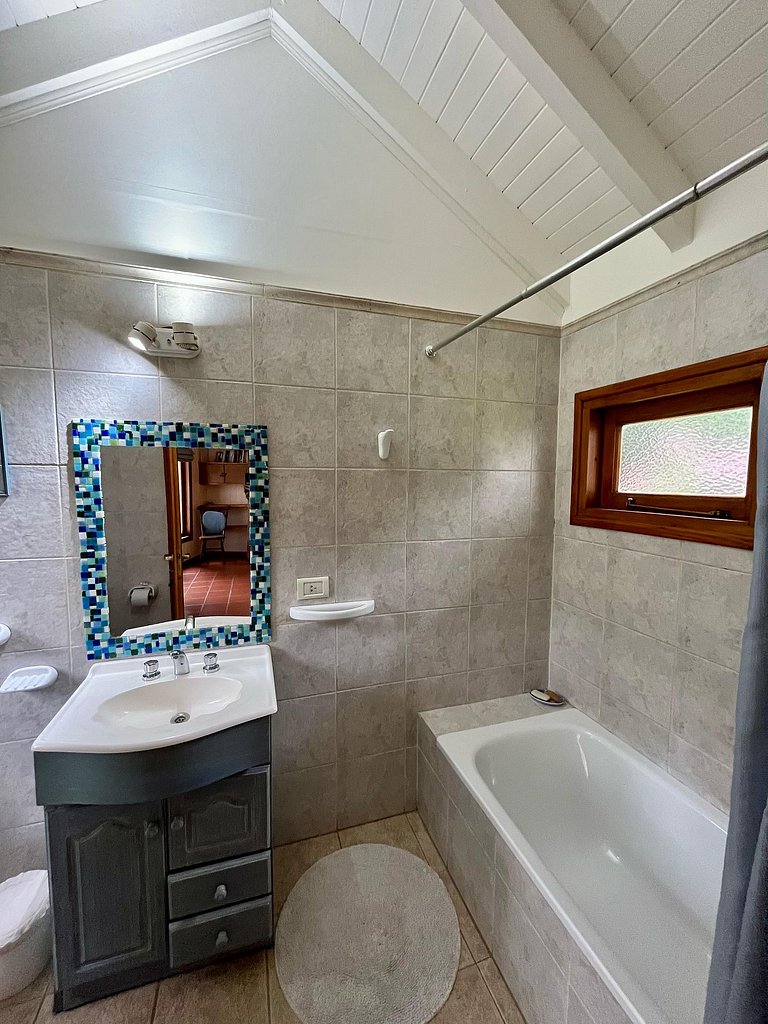 Tu refugio en la montaña: casa con hogar, jardín y parrilla