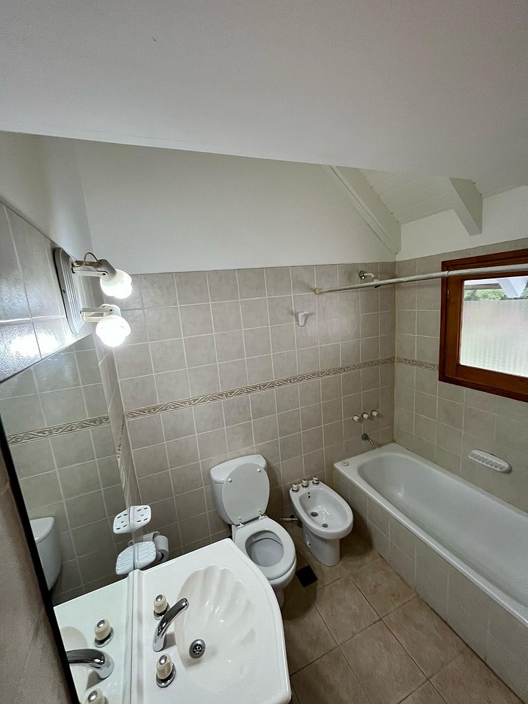 Tu refugio en la montaña: casa con hogar, jardín y parrilla