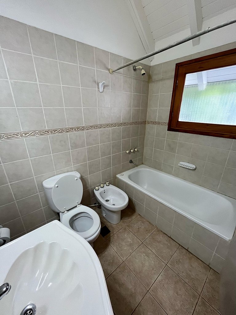 Tu refugio en la montaña: casa con hogar, jardín y parrilla