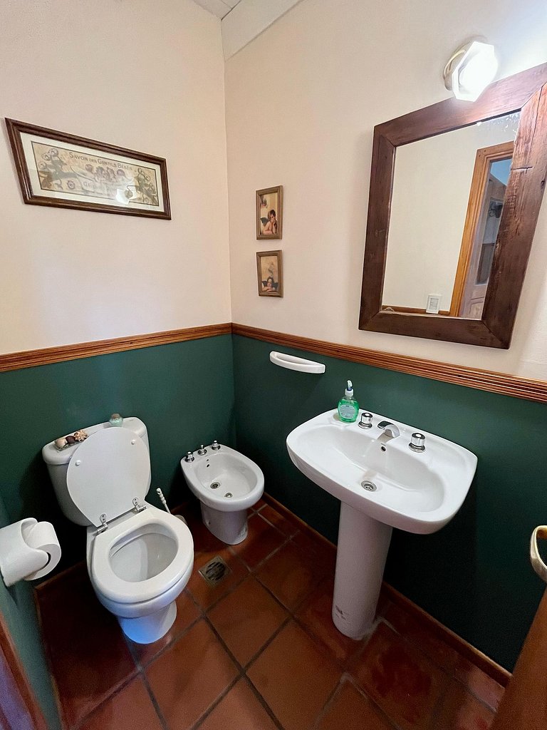 Tu refugio en la montaña: casa con hogar, jardín y parrilla