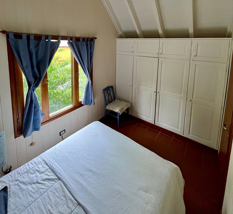 Tu refugio en la montaña: casa con hogar, jardín y parrilla