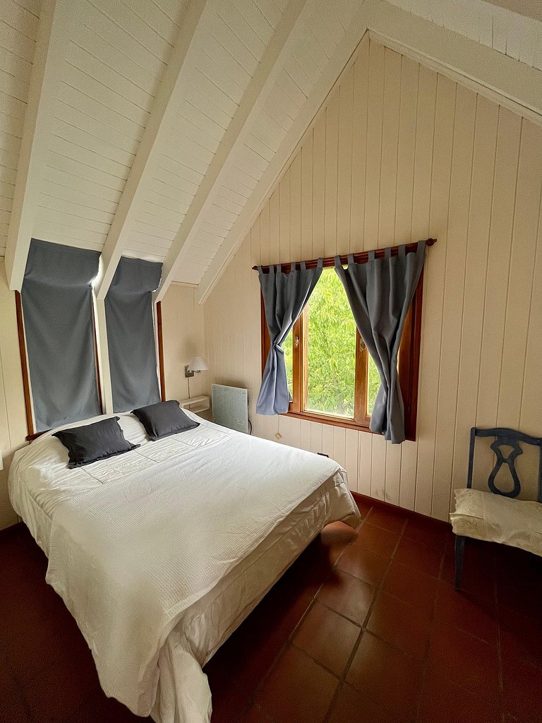 Tu refugio en la montaña: casa con hogar, jardín y parrilla