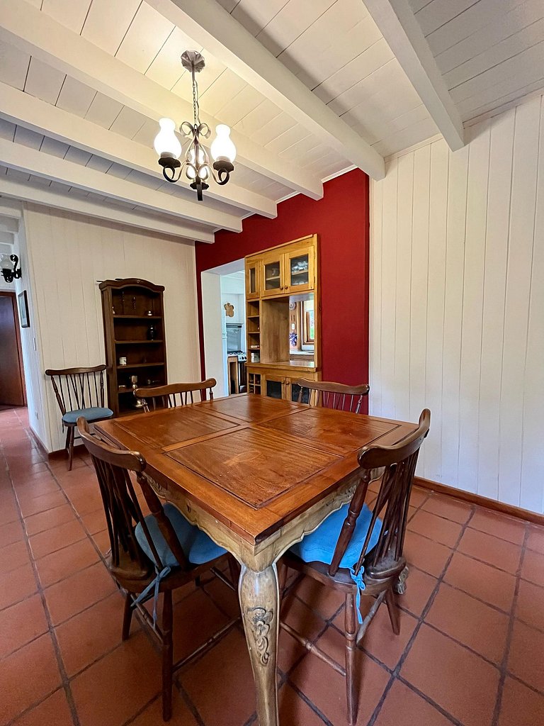 Tu refugio en la montaña: casa con hogar, jardín y parrilla