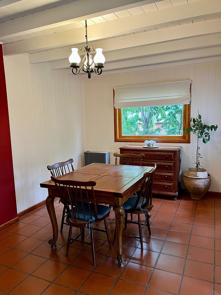 Tu refugio en la montaña: casa con hogar, jardín y parrilla